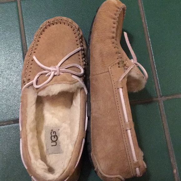 Ugg slippers, so comfy! - Picture 4 of 4